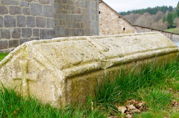 Sarcophage autour de l'église. - Mestes