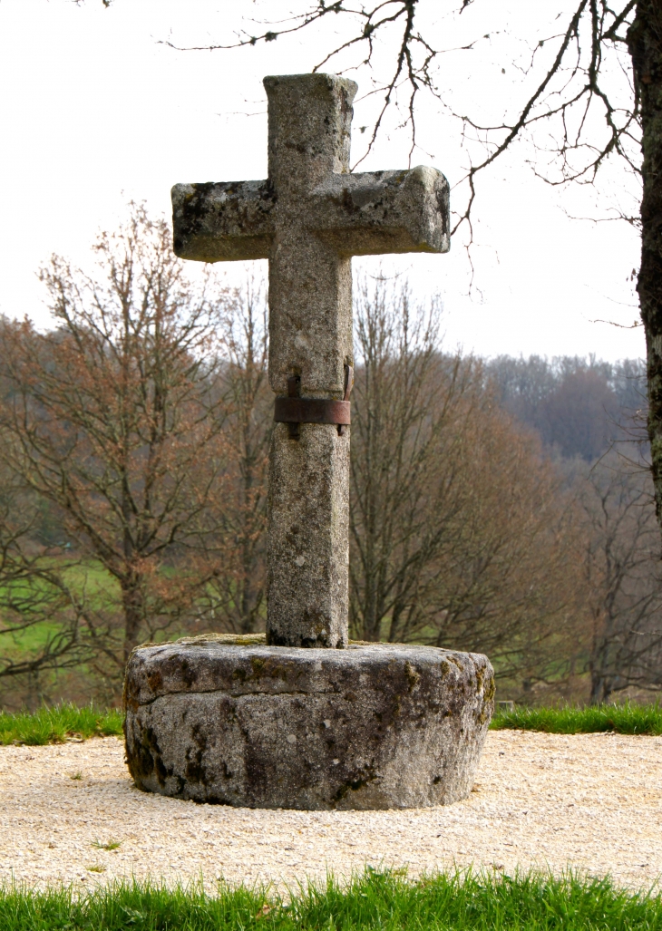 Croix près de l'église. - Mestes