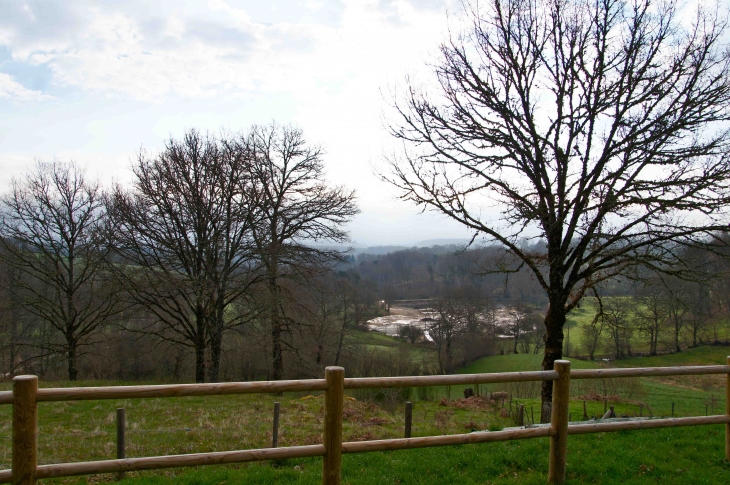 Paysage aux alentours de l'église. - Mestes