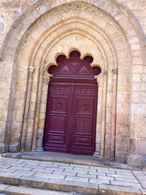 Porte de l'église Saint Léger. - Meymac