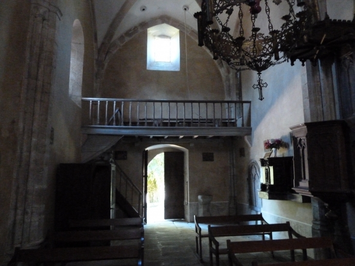 Eglise Sainte Anne. La nef vers le portail. - Meyrignac-l'Église