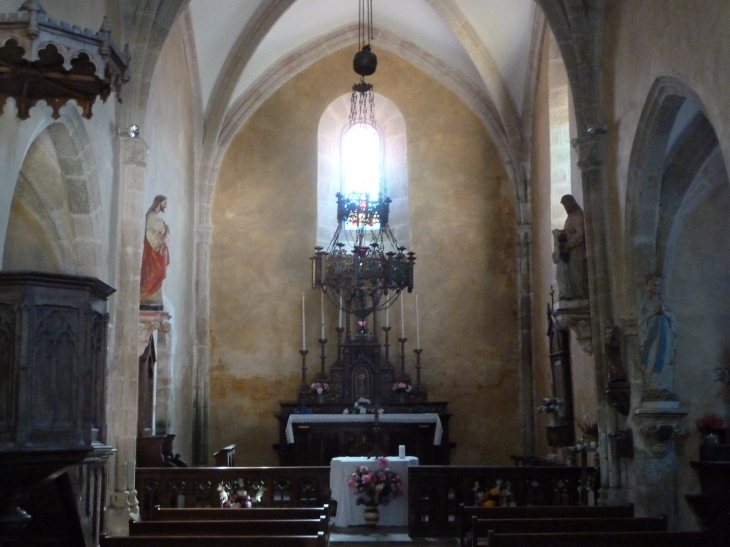 Eglise Sainte Anne. La nef vers le choeur. - Meyrignac-l'Église