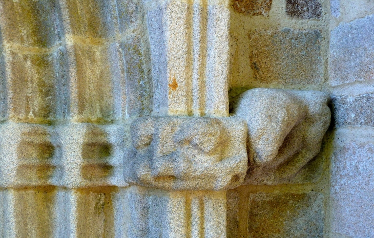 Chapiteaux sculptés du portail. Eglise sainte Anne. - Meyrignac-l'Église