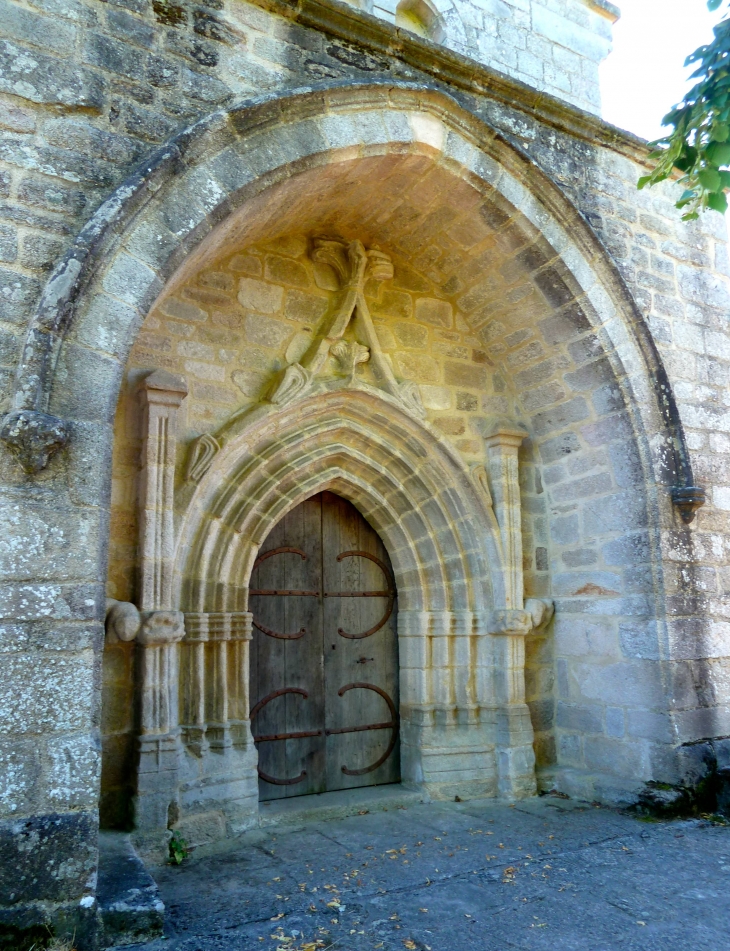 Eglise sainte Anne. Le Portail. - Meyrignac-l'Église