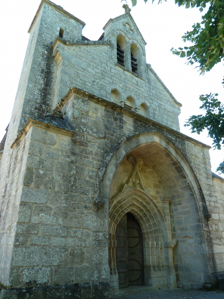 Façade occidentale de l'église Sainte Anne du XVe siècle. - Meyrignac-l'Église