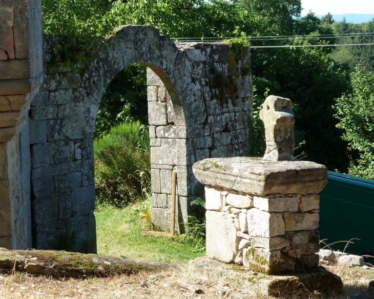 Près de l'église Sainte Anne. - Meyrignac-l'Église