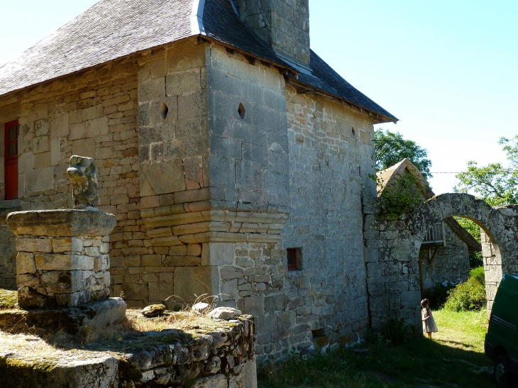 Maison forte près de l'église Sainte Anne. - Meyrignac-l'Église