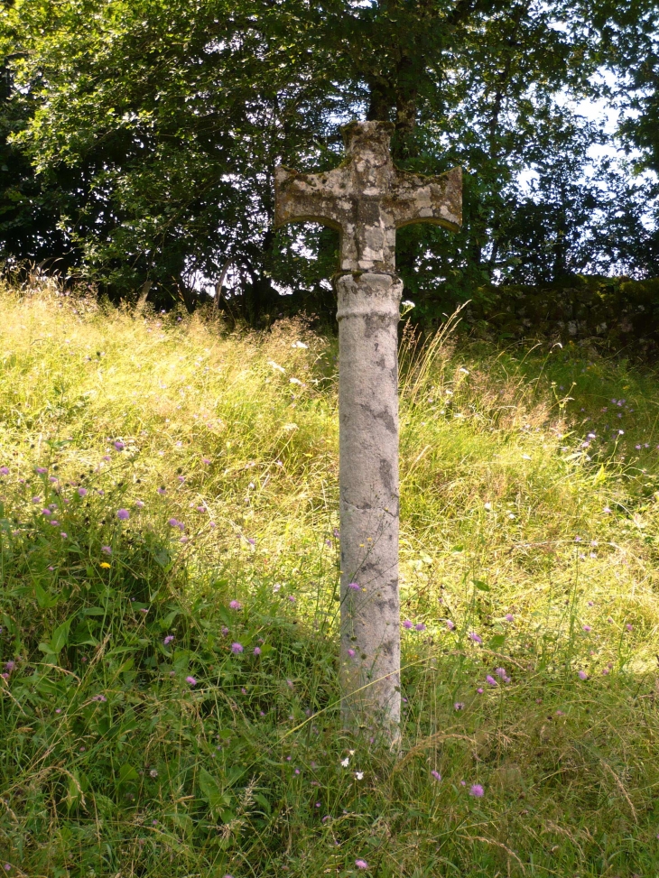 Une croix de chemin - Moustier-Ventadour