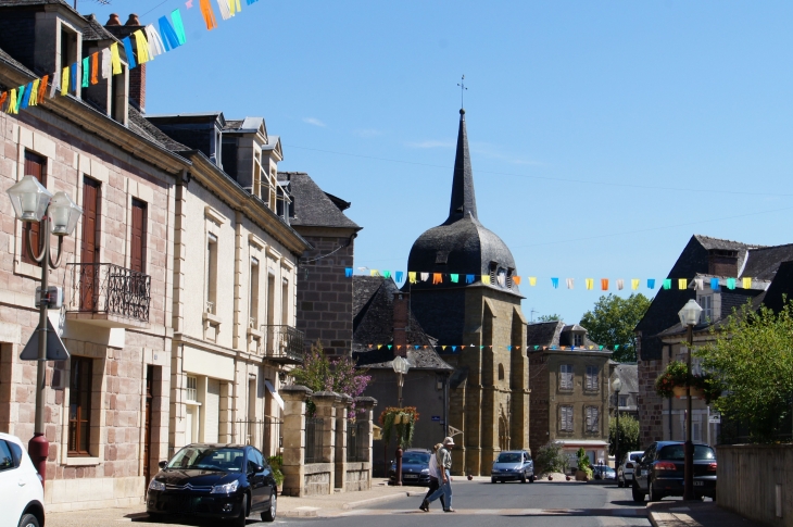 Une rue de la ville. - Objat