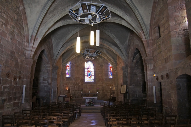 La nef vers le choeur. Eglise Saint-Barthélémy. - Objat