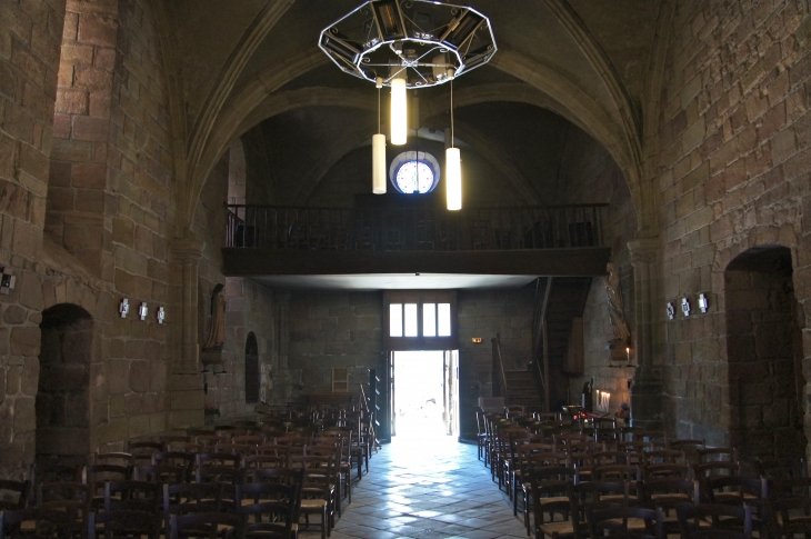 La nef vers le portail. Eglise Saint-Barthélémy. - Objat