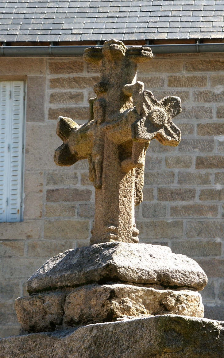 Détail : croix au dessus du puits. - Pérols-sur-Vézère