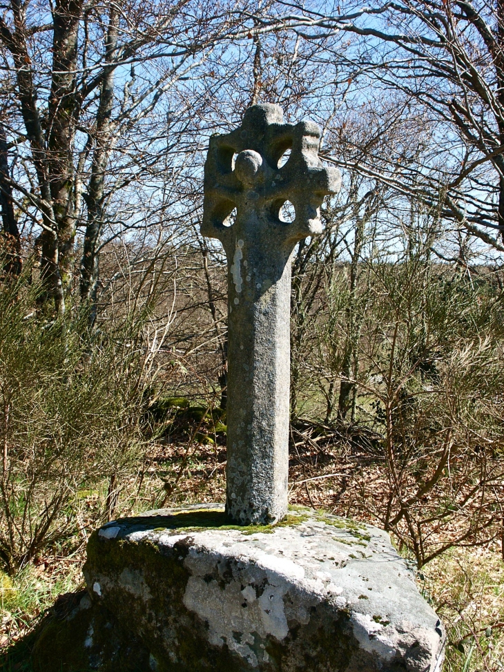 Aux alentours. Croix de chemin. - Pérols-sur-Vézère