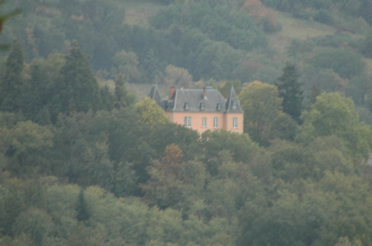 Chateau le matin dans la colline - Perpezac-le-Blanc