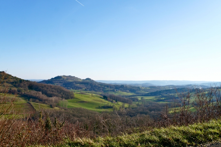 Aux alentours. Vue sur le village d'Yssandon. - Perpezac-le-Blanc