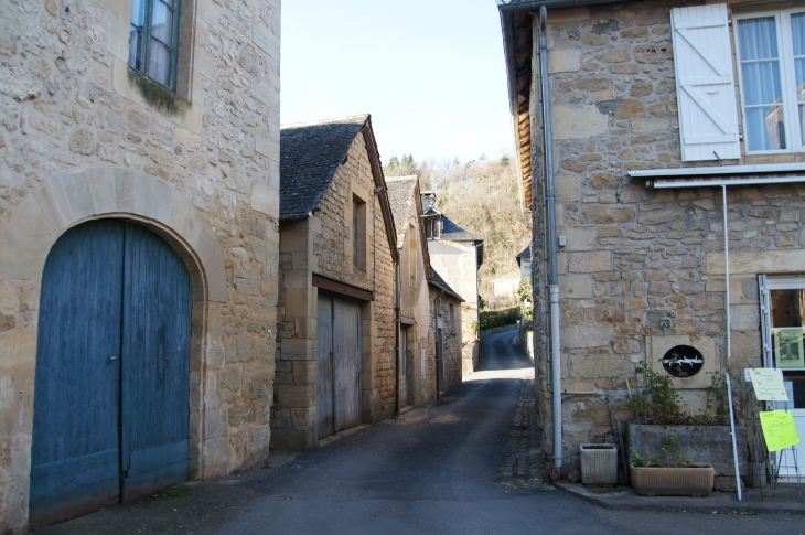 Ruelle du village. Vers le Sentier des Mines. - Perpezac-le-Blanc