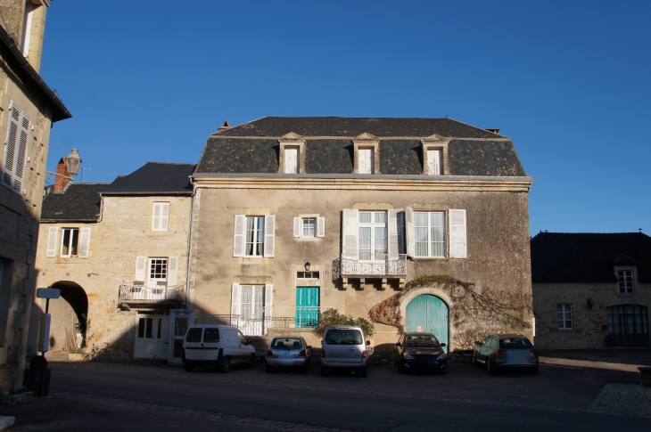 Maison du village, avec un linteau daté  - Perpezac-le-Blanc