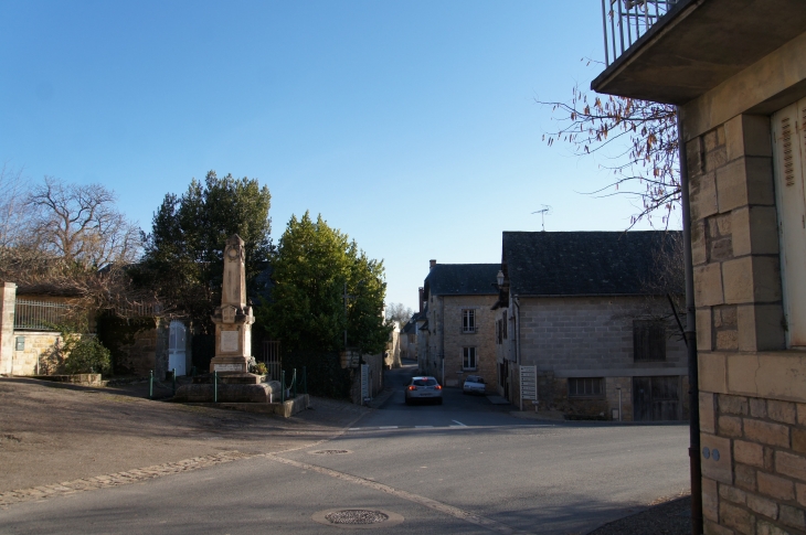 Carrefour principal du village. - Perpezac-le-Blanc