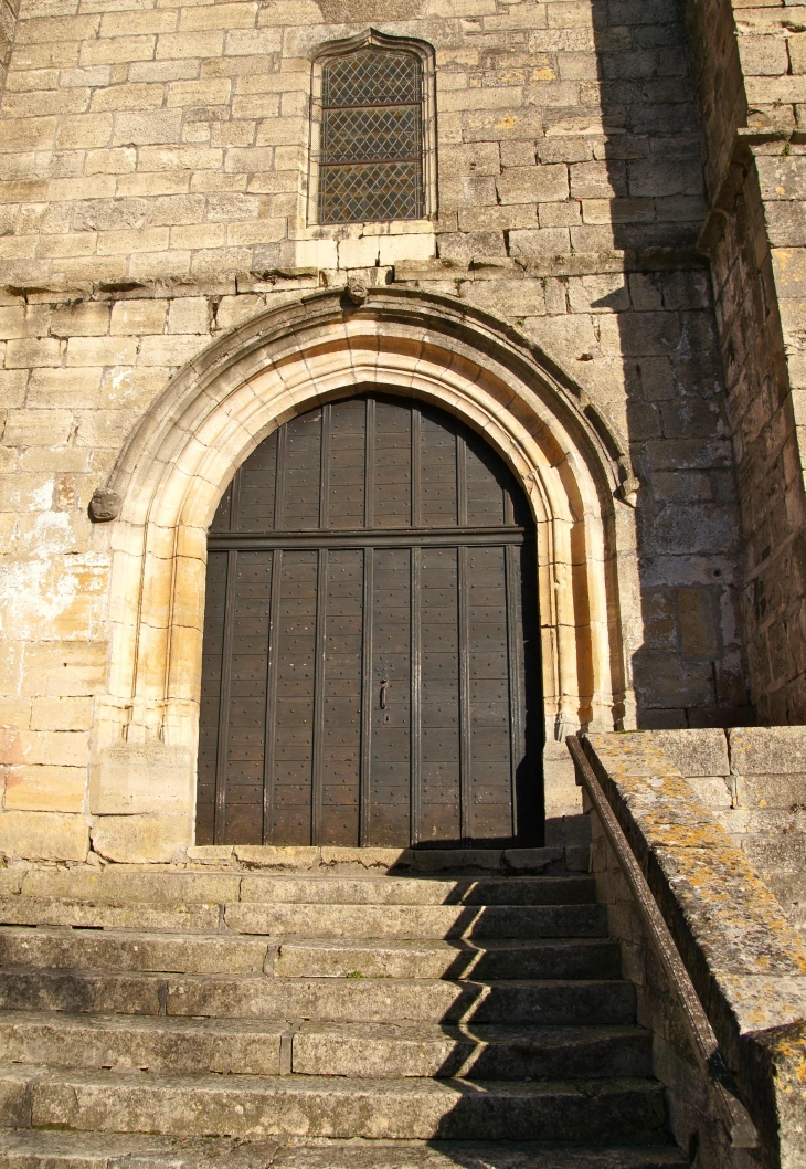 Le portail de l'église de la transfiguration de Notre Seigneur. - Perpezac-le-Blanc