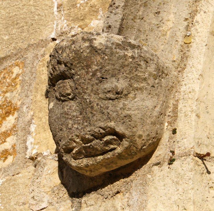 Le corbeau gauche du portail de l'église. - Perpezac-le-Blanc