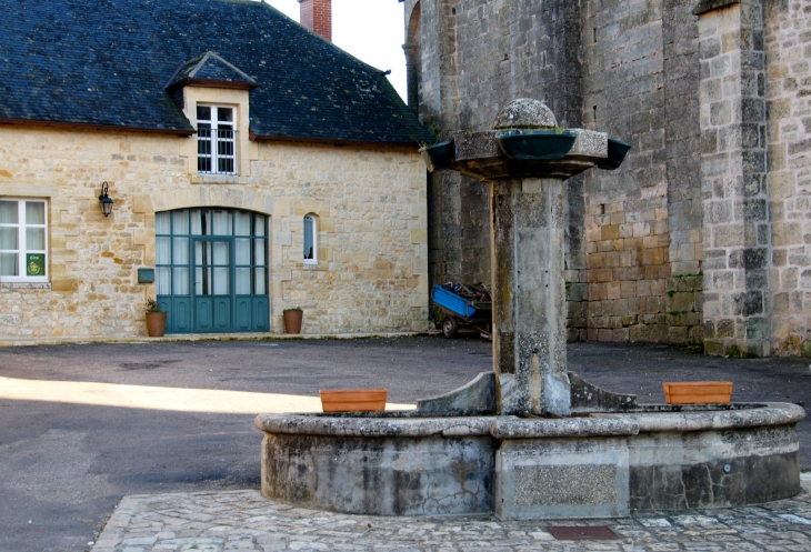 La fontaine du village. - Perpezac-le-Blanc