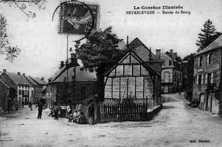 L'entrée du village, vers 1914 (carte postale ancienne). - Peyrelevade