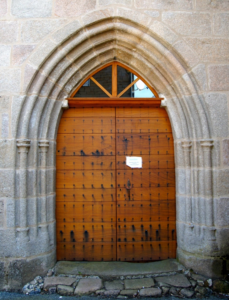 Le portail de l'église Saint-Pierre. - Peyrelevade