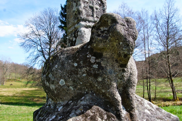 Détail : Socle taillé en forme de Bélier accroupi. - Peyrelevade