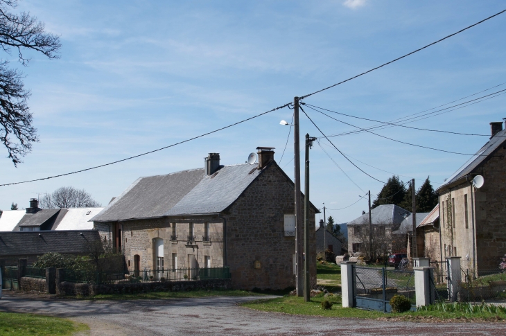 L'entrée du village de Cezeirat, en 2013. - Peyrelevade