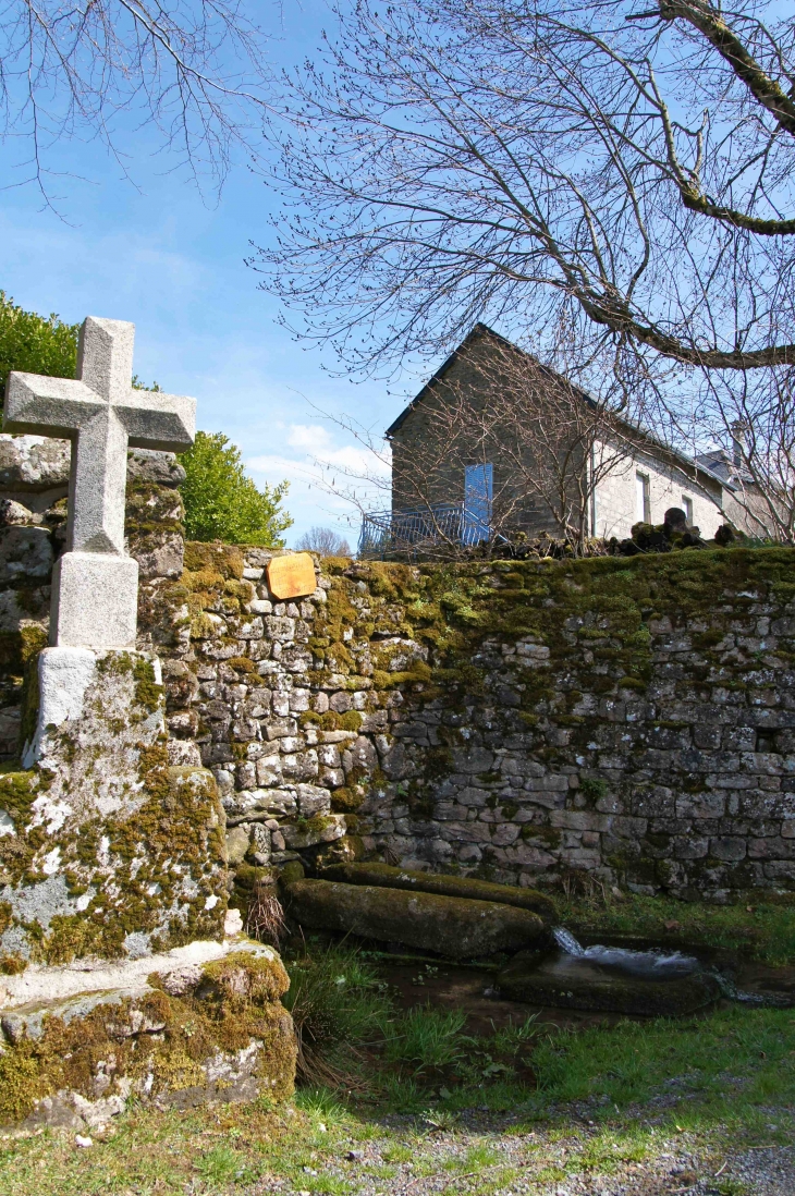 La vieille Fontaine à Cezeyrat. - Peyrelevade