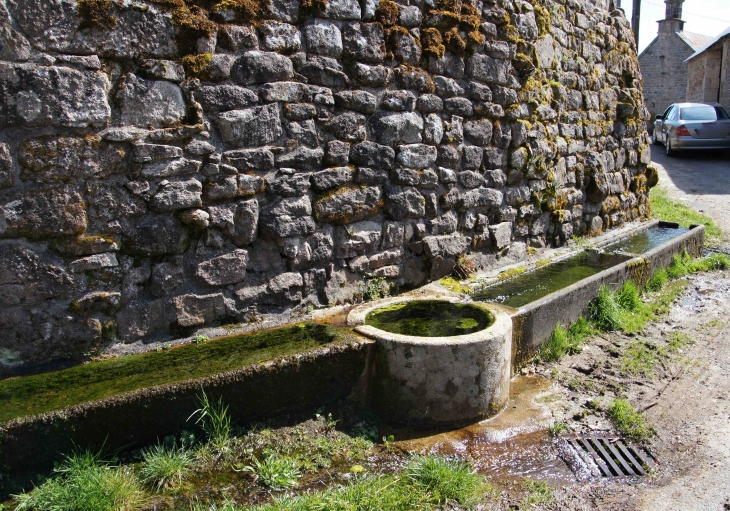 La fontaine de la Dame à Cezeirat. - Peyrelevade