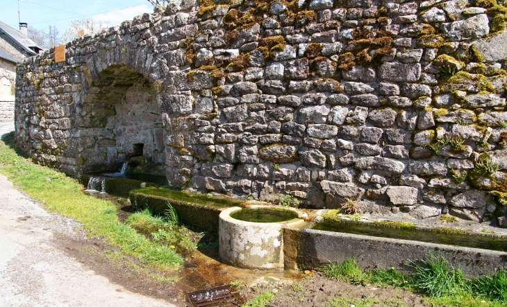 La fontaine de la Dame à Cezeirat. - Peyrelevade