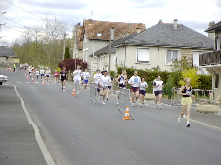 Course a pied le jour de la fête du village - Saint-Aulaire