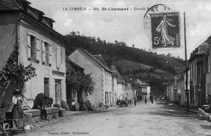 Grande rue; vers 1910 (carte postale ancienne). - Saint-Chamant