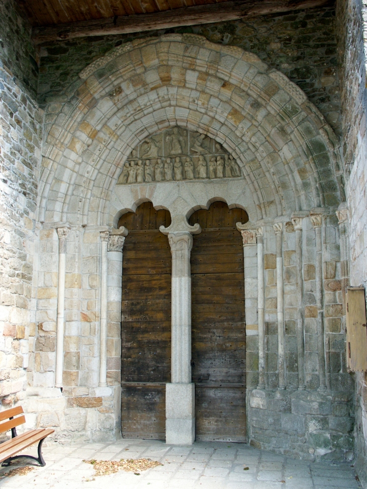 L'église romane possède un porche profond qui est surmonté d'un magnifique tympan sculpté (XIIe siècle). - Saint-Chamant