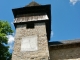 Le clocher-tour de l'église romane est coiffé d'un bourdage en bois et donne une allure guerrière à l'ensemble du bâtiment.