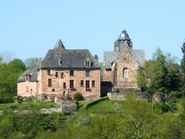 Chateau et  église de Saint Cyr la Roche - Saint-Cyr-la-Roche