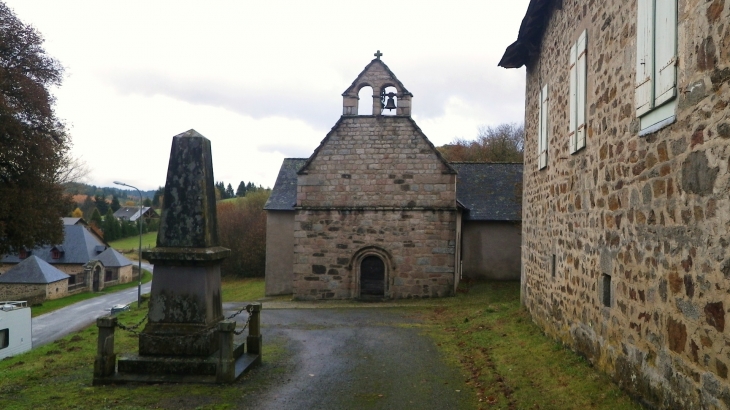 L'église et le monument aux morts. - Saint-Germain-Lavolps