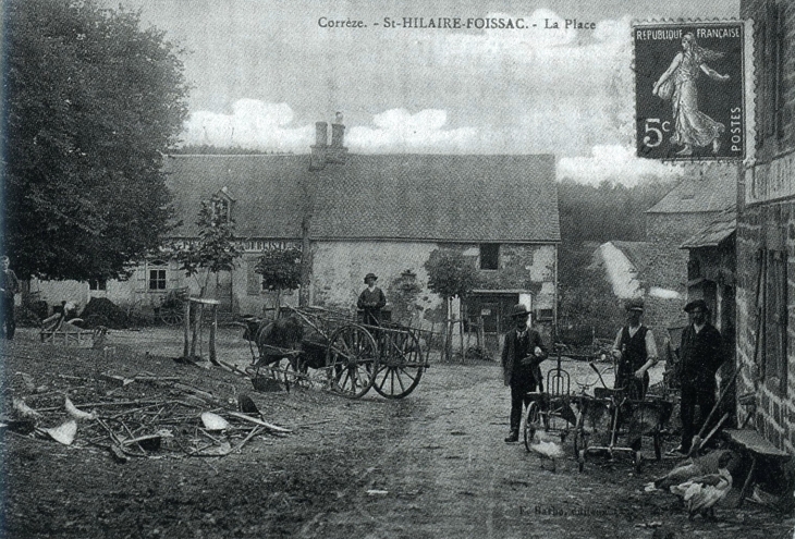 Vers 1910, la place (carte postale ancienne). - Saint-Hilaire-Foissac