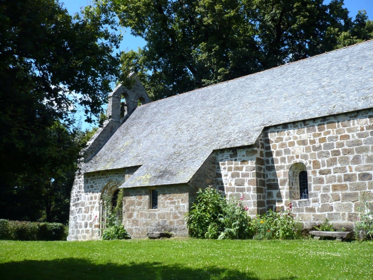 L'église date du XIIe siècle, a été refaite au XIVe siècle. - Saint-Hilaire-Luc