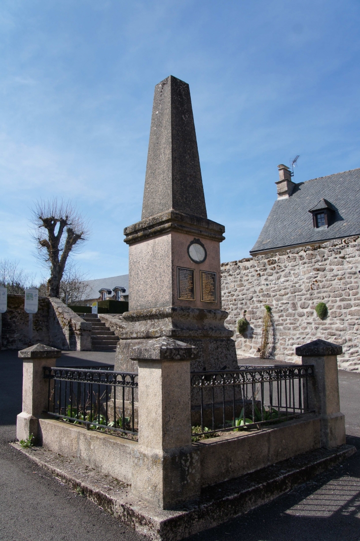 Le Monument aux Morts - Saint-Merd-les-Oussines