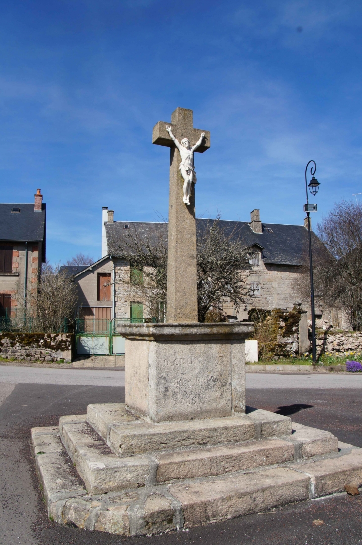 Croix près de l'église. - Saint-Merd-les-Oussines