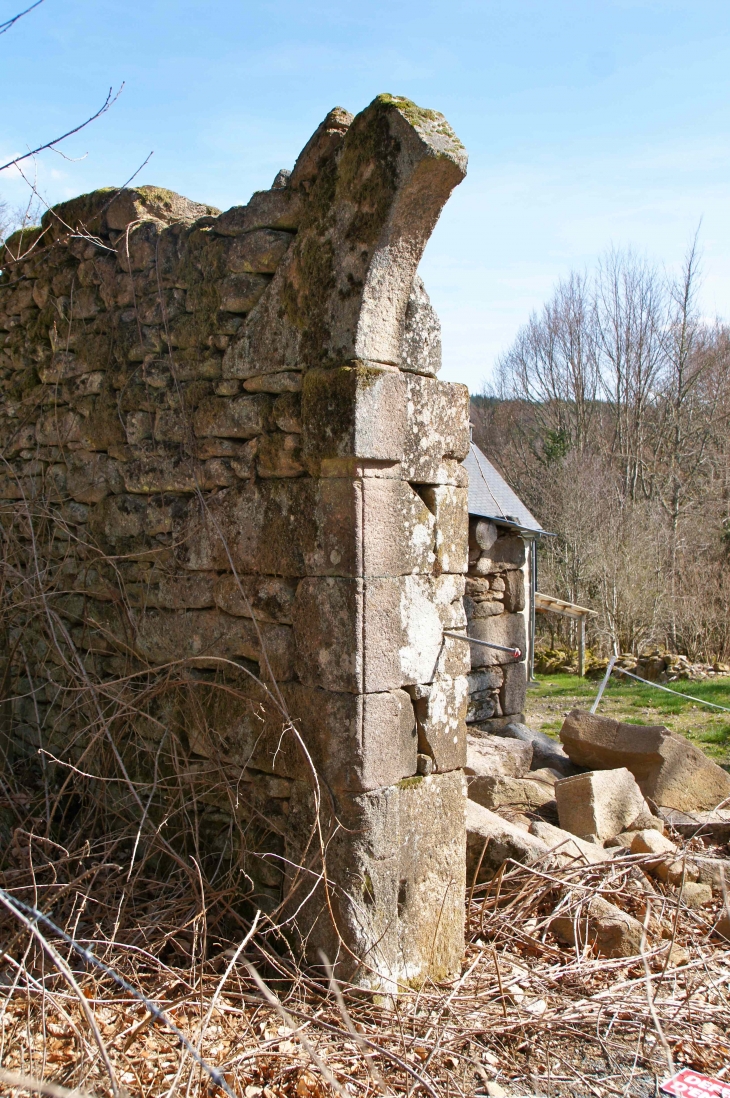 Ruine d'une porte Templière. - Saint-Merd-les-Oussines