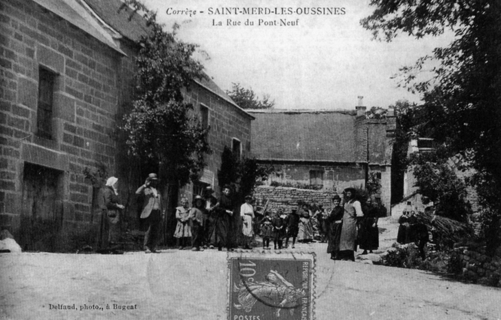 La rue du Pont-Neuf, vers 1912 (carte postale ancienne). - Saint-Merd-les-Oussines