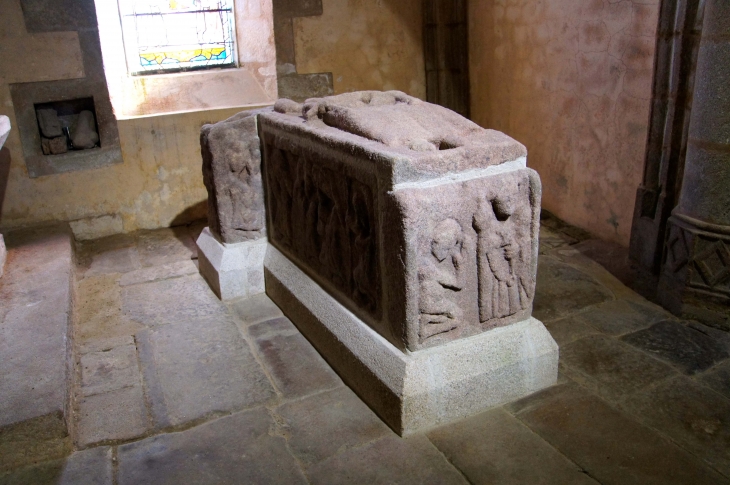 Le gisant est une sculpture funéraire qui se trouve dans l'église. Cette tombe sculptée serait celle de la sépulture d'un dignitaire de l'Ordre de saint-Jean de Jérusalem, qui daterait du XVe siècle. - Saint-Merd-les-Oussines