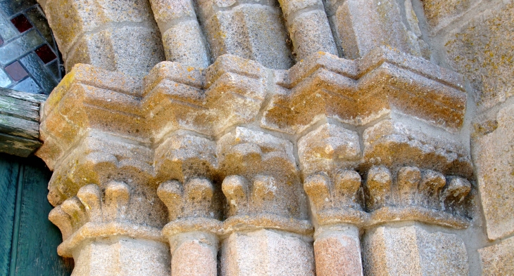 Détail : chapiteaux du portail de l'église Saint-Médard. - Saint-Merd-les-Oussines