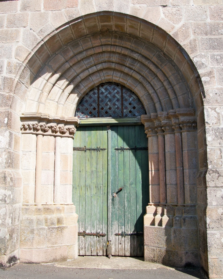 Portail de l'église Saint-Médard. - Saint-Merd-les-Oussines