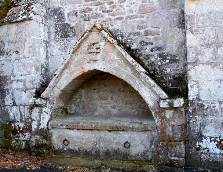 L'enfeu dans le mur de l'église Saint-Médard. - Saint-Merd-les-Oussines