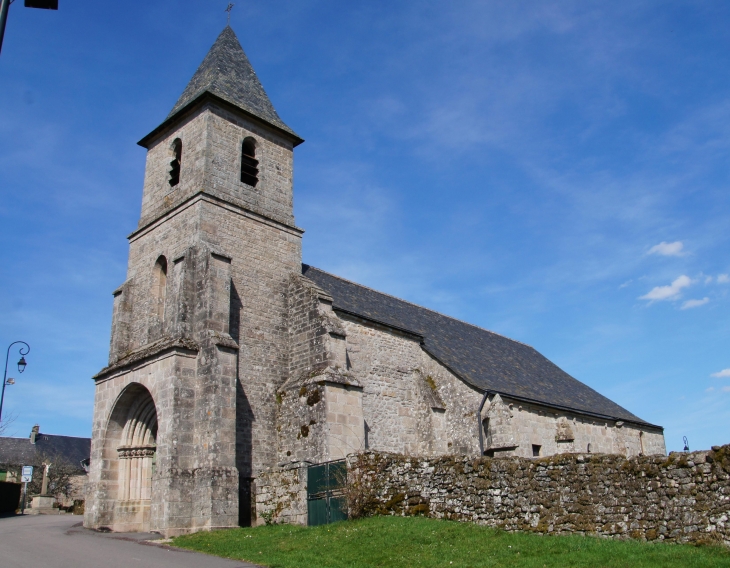 L'église paroissiale Saint-Médard du XIVe siècle, incendiée et restaurée au XIXe siècle. - Saint-Merd-les-Oussines