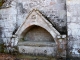 L'enfeu dans le mur de l'église Saint-Médard.